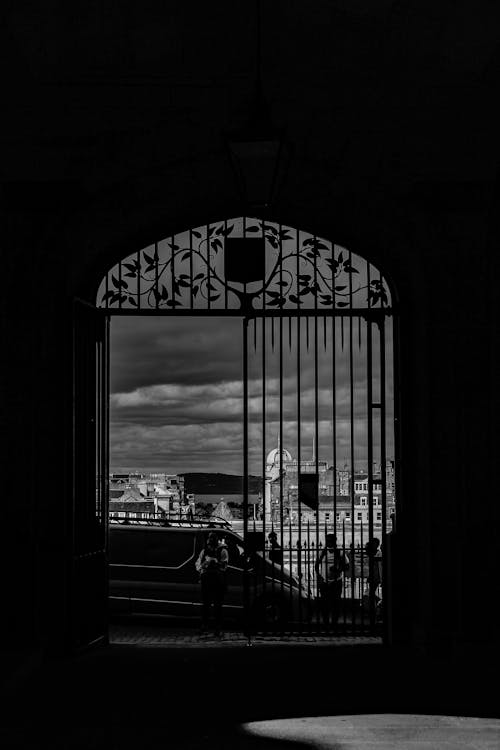 Darmowe zdjęcie z galerii z brama, budynki, ciemny