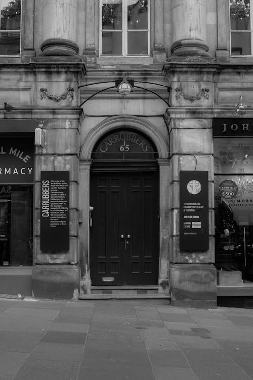 Darmowe zdjęcie z galerii z bruk, budynek, czarno-biały