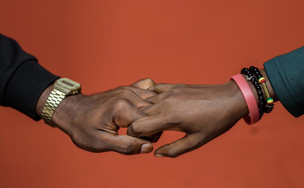 Online dating: starting a conversation on a niche platform
