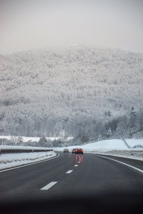 Kostnadsfri bild av asfalt, bergen, bilar