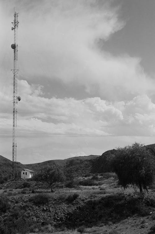Darmowe zdjęcie z galerii z aparat analogowy, chmury, czarno-biały