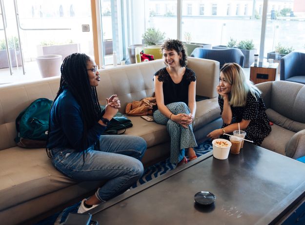 Online dating: starting a conversation on a niche platform