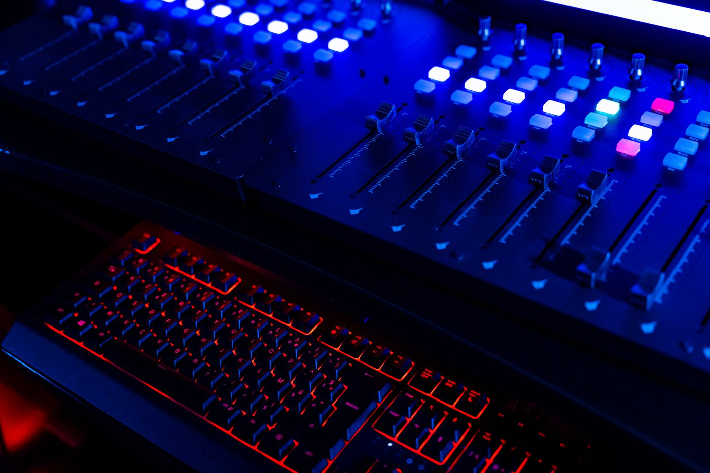 Mesa de mezcla en un estudio de producción musical