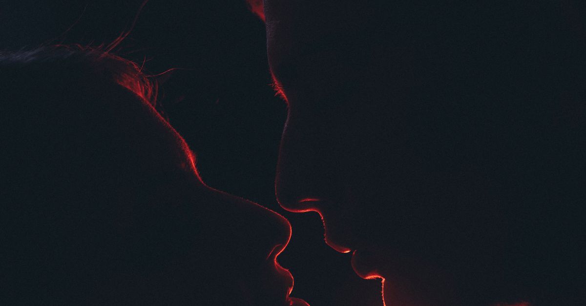 Rüyada Gizli İlişki Yaşamak - Rüya Tabiri ve Anlamı - Silhouette of a couple sharing a tender moment in dramatic lighting. Captured in Baku.