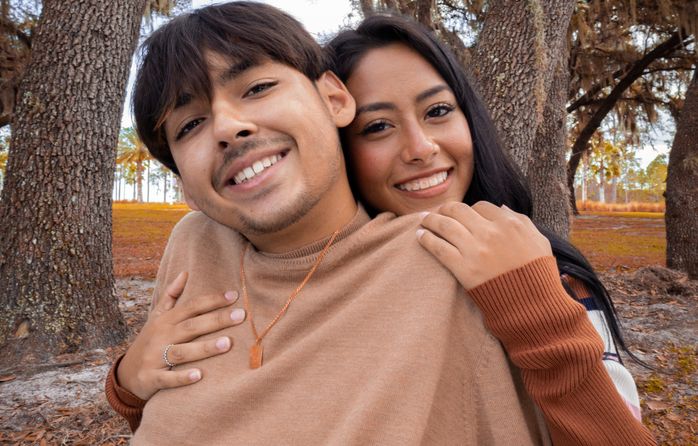 comunità LGBTQ+ che si incontra su piattaforme di incontri online