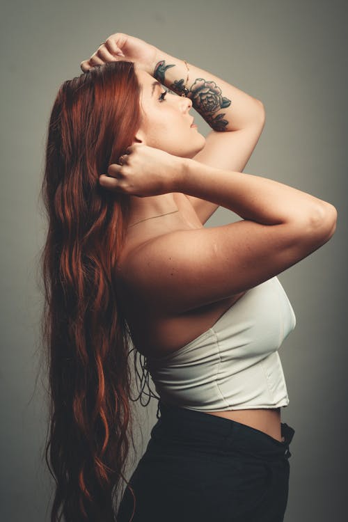 Бесплатное стоковое фото с вертикальный выстрел, длинные волосы, женщина