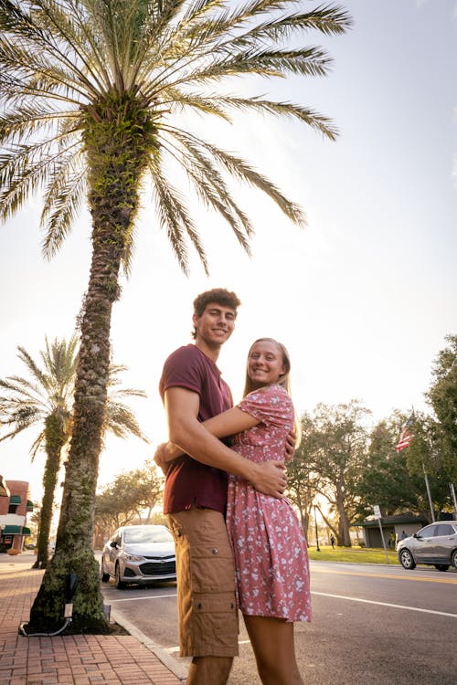 Foto profissional grátis de abraçando, alegre, casal