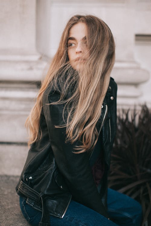 Foto Der Frau, Die Schwarze Lederjacke Trägt