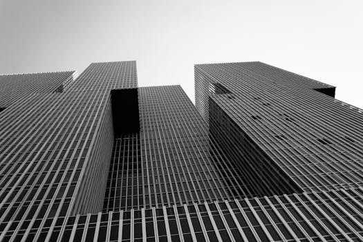 现代摩天大楼的黑白视图醒目，建筑设计充满未来感