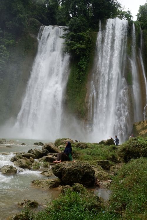 Free Explore the stunning beauty of a cascading waterfall surrounded by vibrant greenery. Stock Photo
