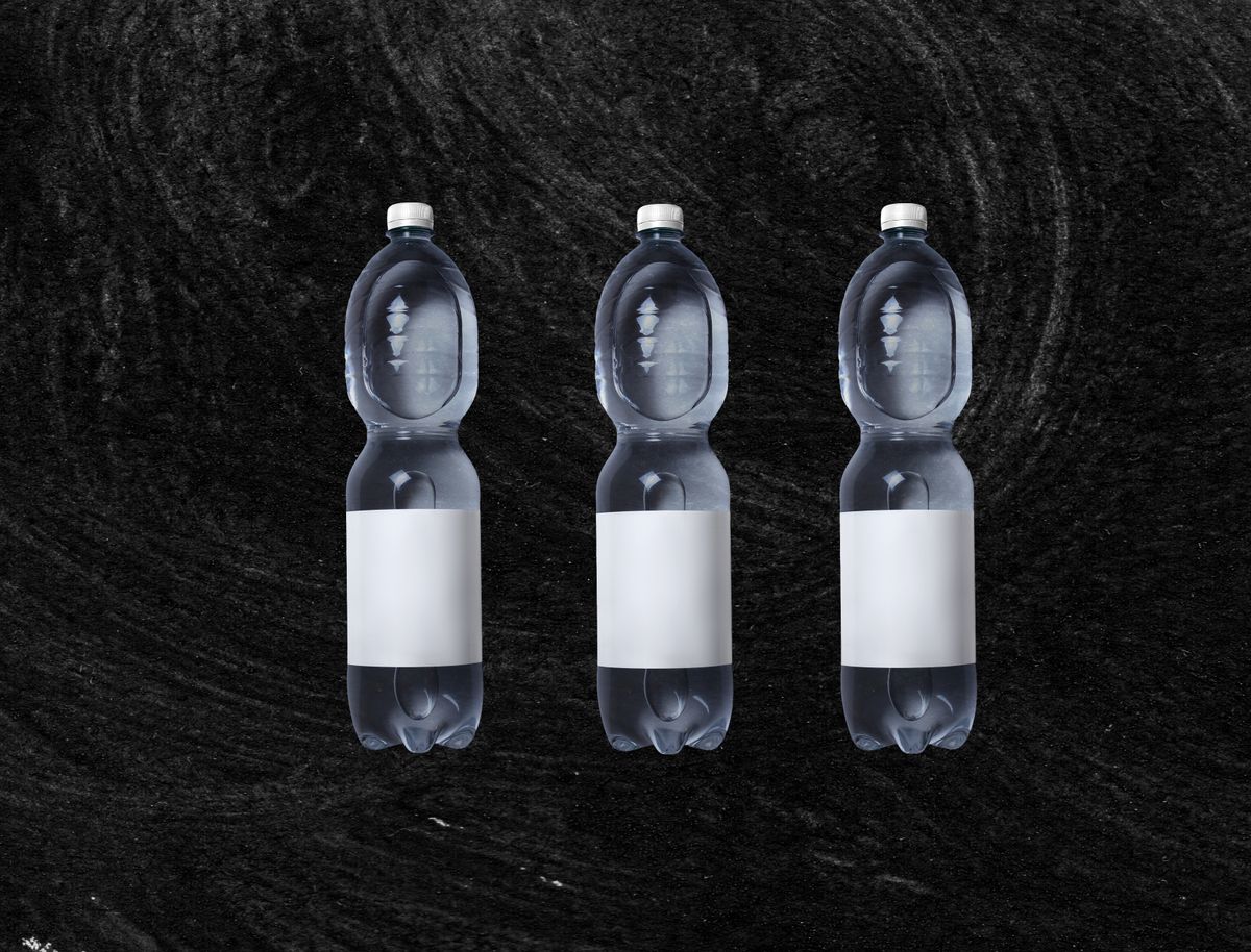 Botellas de agua potable embotellada para reserva de emergencia en casa