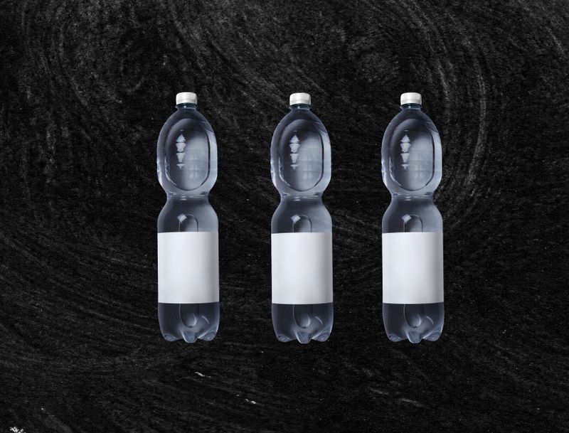 Bouteilles d'eau minérale riches en potassium alignées