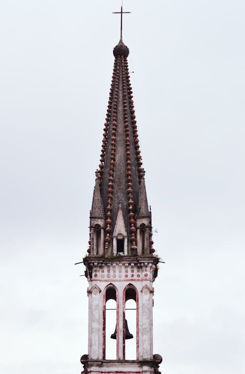 茶色と白の塗装教会の鐘楼