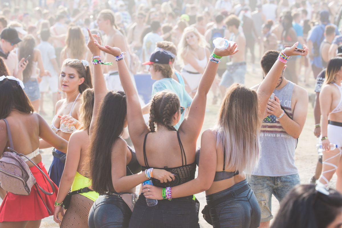 Foule lors d'un concert en Vendée avec éclairage scénique