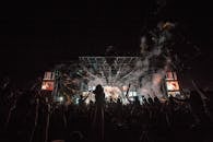 夜间音乐会上，表演充满活力，人群热情洋溢