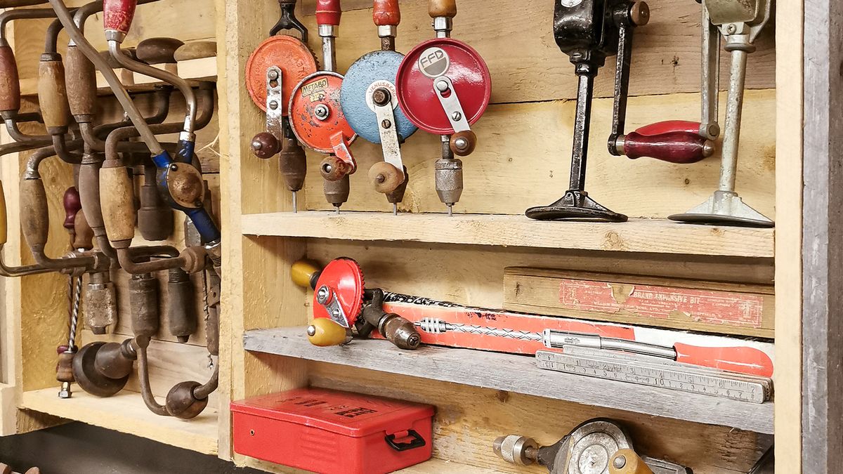 DIY : Créer des étagères modulables en bois recyclé pour petits espaces - illustration