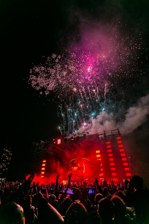 groep mensen die samen uitgaan en kijken naar vuurwerk