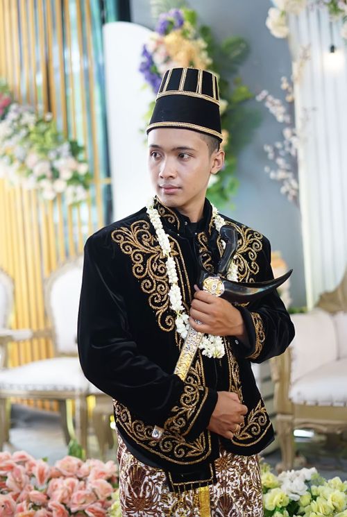 A Man Wearing Traditional Javanese Wedding Costume · Free Stock Photo
