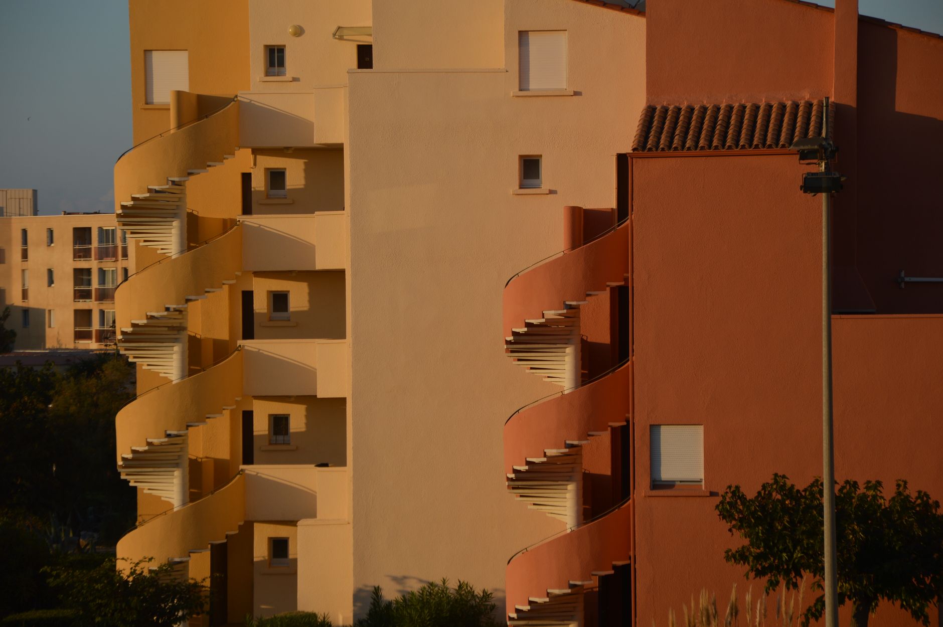 Bir apartman binasının merdiven boşluğu