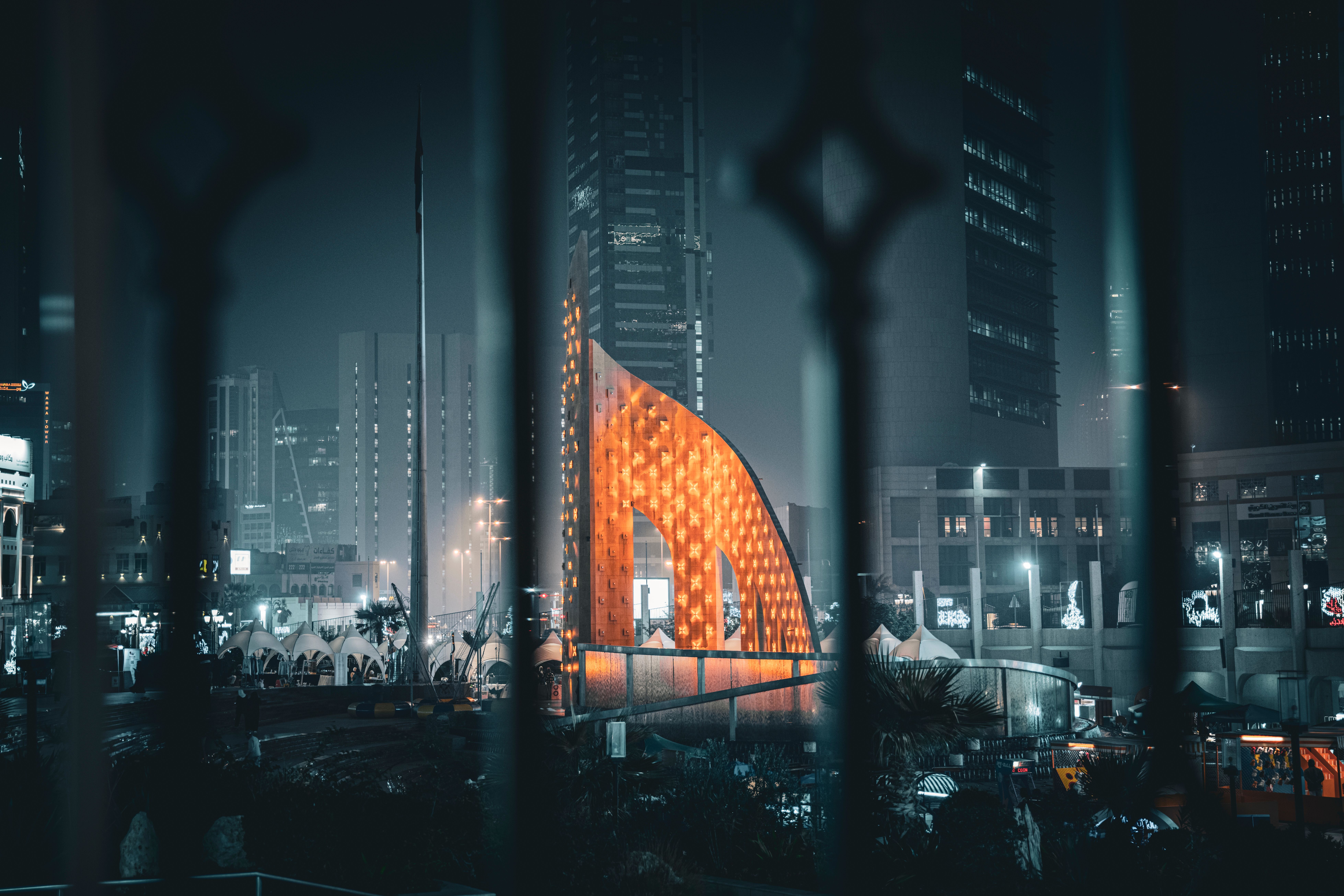 الكويت: عشرون سؤالاً عن الدولة والنفط والدبلوماسية والأمن