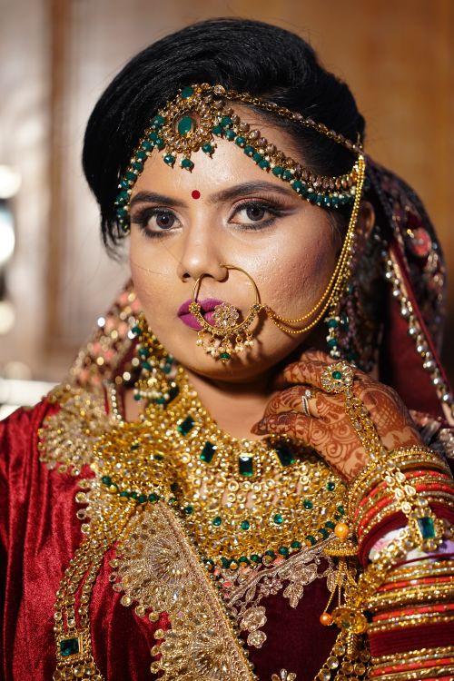 Free Stunning portrait of an Indian bride adorned in traditional wedding jewelry and attire. Stock Photo