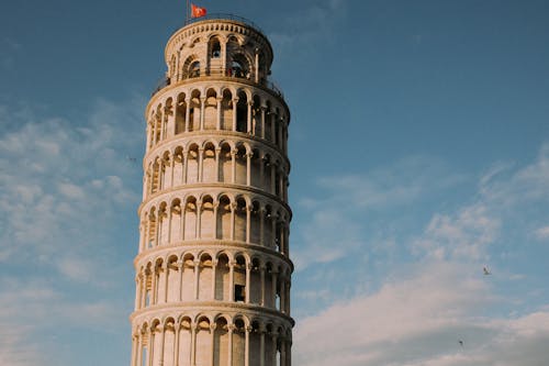 Torre Inclinada De Pisa Sob O Céu Azul