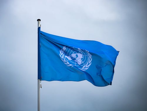 Un flag flying in the wind