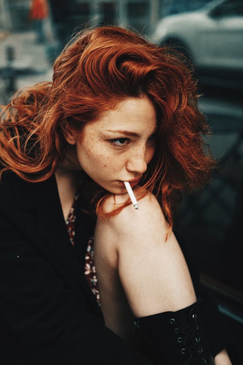 Foto d'estoc gratuïta de cabells pèl-roigs, cigarret, dona
