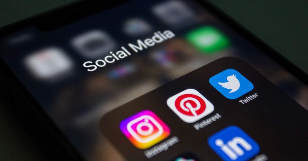 Smartphone mit geöffneten Social-Media-Apps: Meta Ads als Leadkanal für Gebäudereinigung