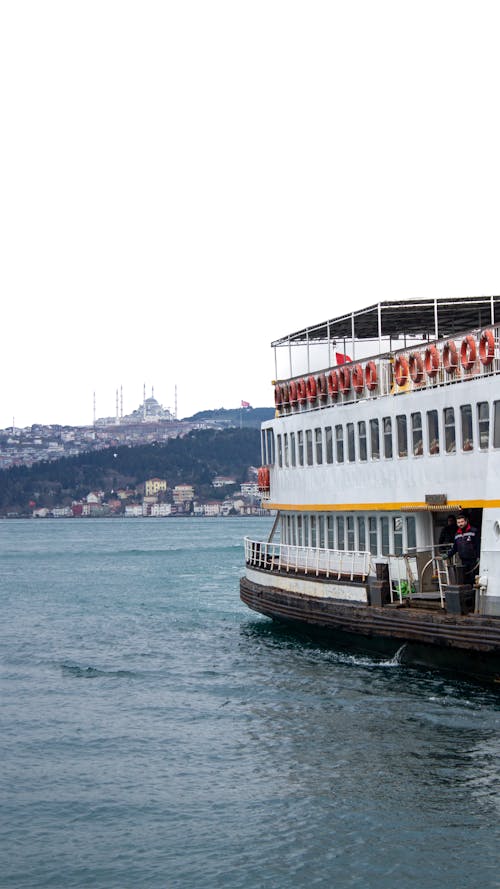 Photos gratuites de bateau, bord de l'eau, citadin