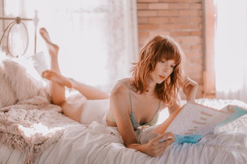 免費 女人在床上讀書的照片 圖庫相片