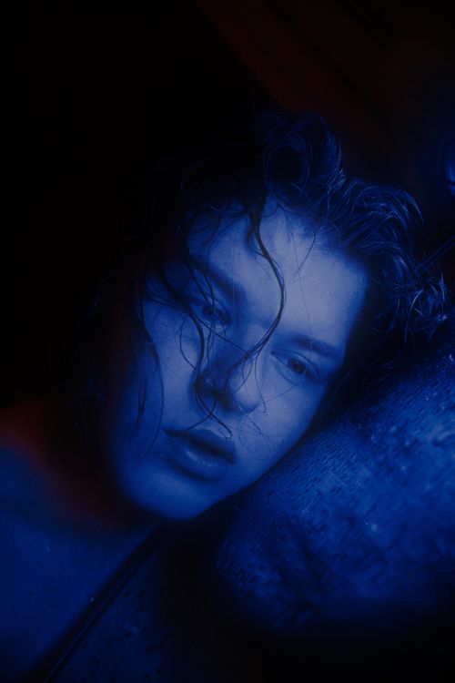 Free A captivating portrait in blue tones with contemplative mood and dramatic lighting. Stock Photo