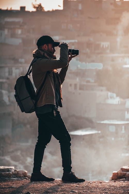 Uomo Che Tiene La Macchina Fotografica Nera Di Dslr