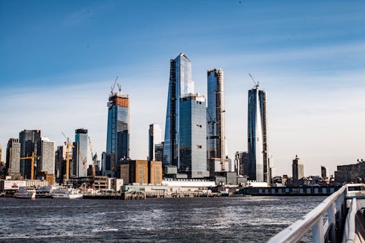 纽约市的天际线拥有现代摩天大楼和海滨景观