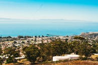 加利福尼亚州文图拉的鸟瞰图令人惊叹，展现了阳光明媚的沿海小镇和海洋