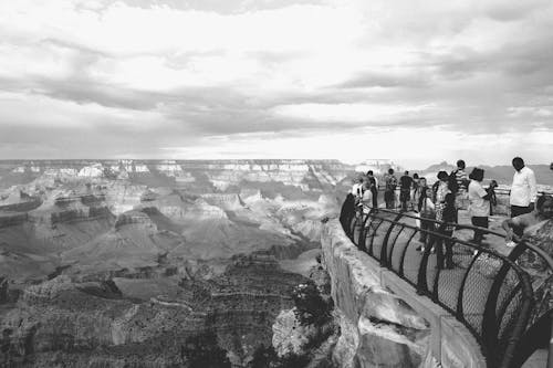 免费 悬崖上的人与栅栏俯瞰岩层 素材图片
