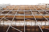 建筑工地脚手架的详细视图展现了结构和图案