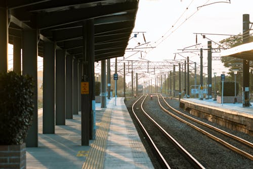 Gratis arkivbilde med jernbanestasjon, solnedgang, stasjon