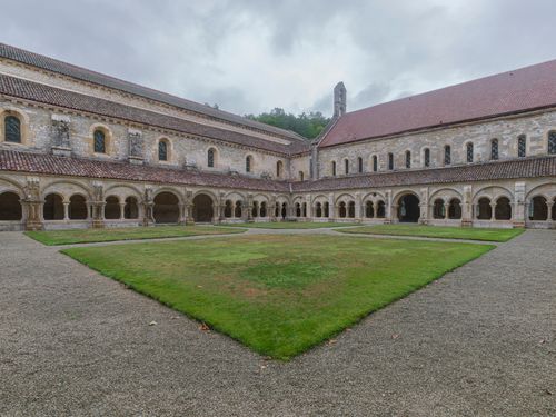 Free The inner cloister of Fontenay Abbey Stock Photo