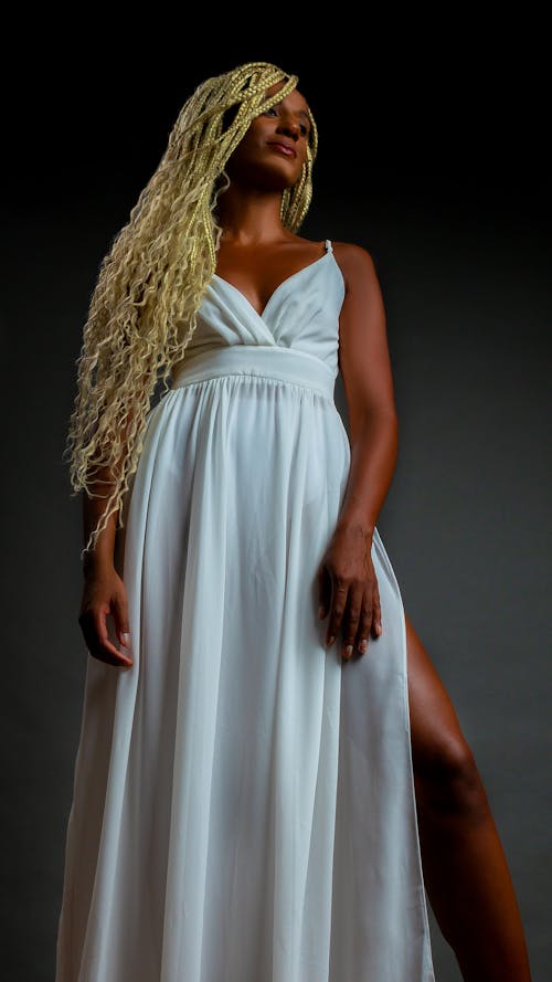 Základová fotografie zdarma na téma bílé šaty, blond, černé pozadí