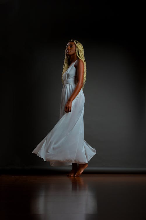 ayakta, Beyaz elbise, boyalı saç içeren Ücretsiz stok fotoğraf