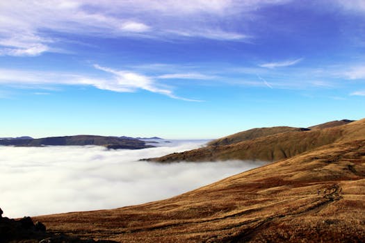 蓝天下的山脉和云层景色令人惊叹