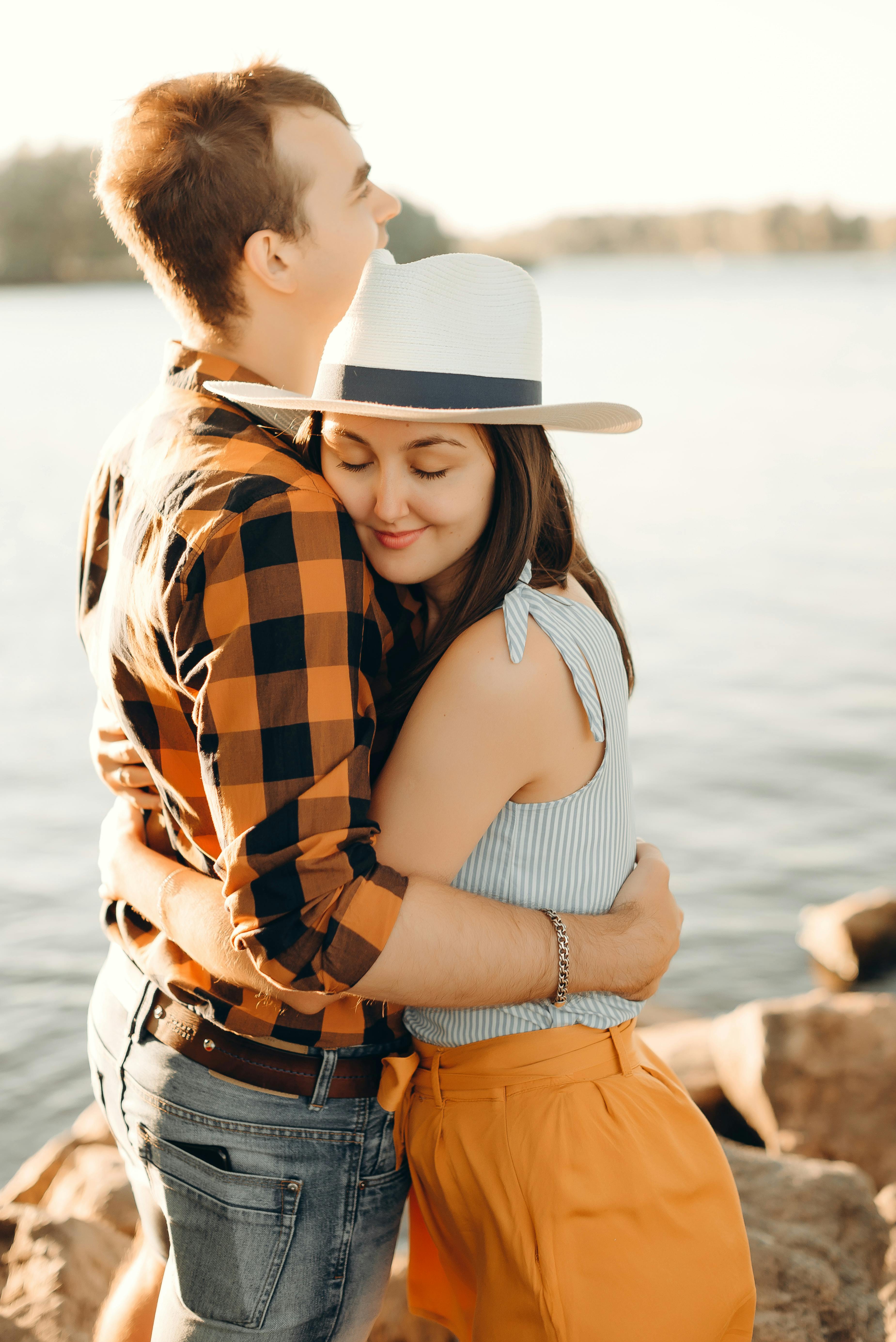 Young couple posing in winter park 11354634 Stock Photo at Vecteezy