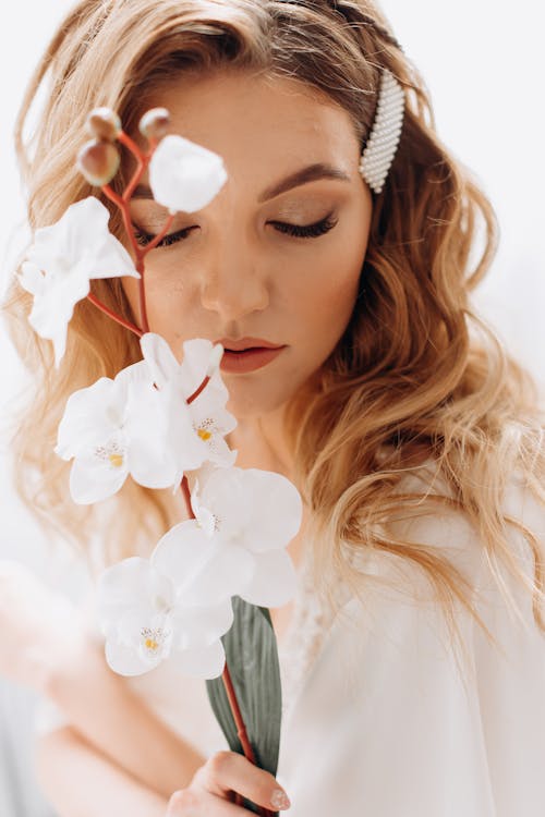 Foto profissional grátis de cabelo ondulado, flor branca, ingenuidade