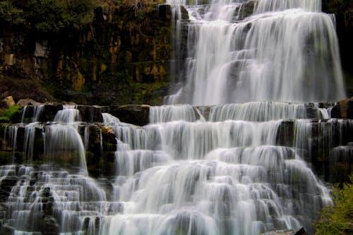 Бесплатное стоковое фото с вертикальный выстрел, водопады, дикая природа
