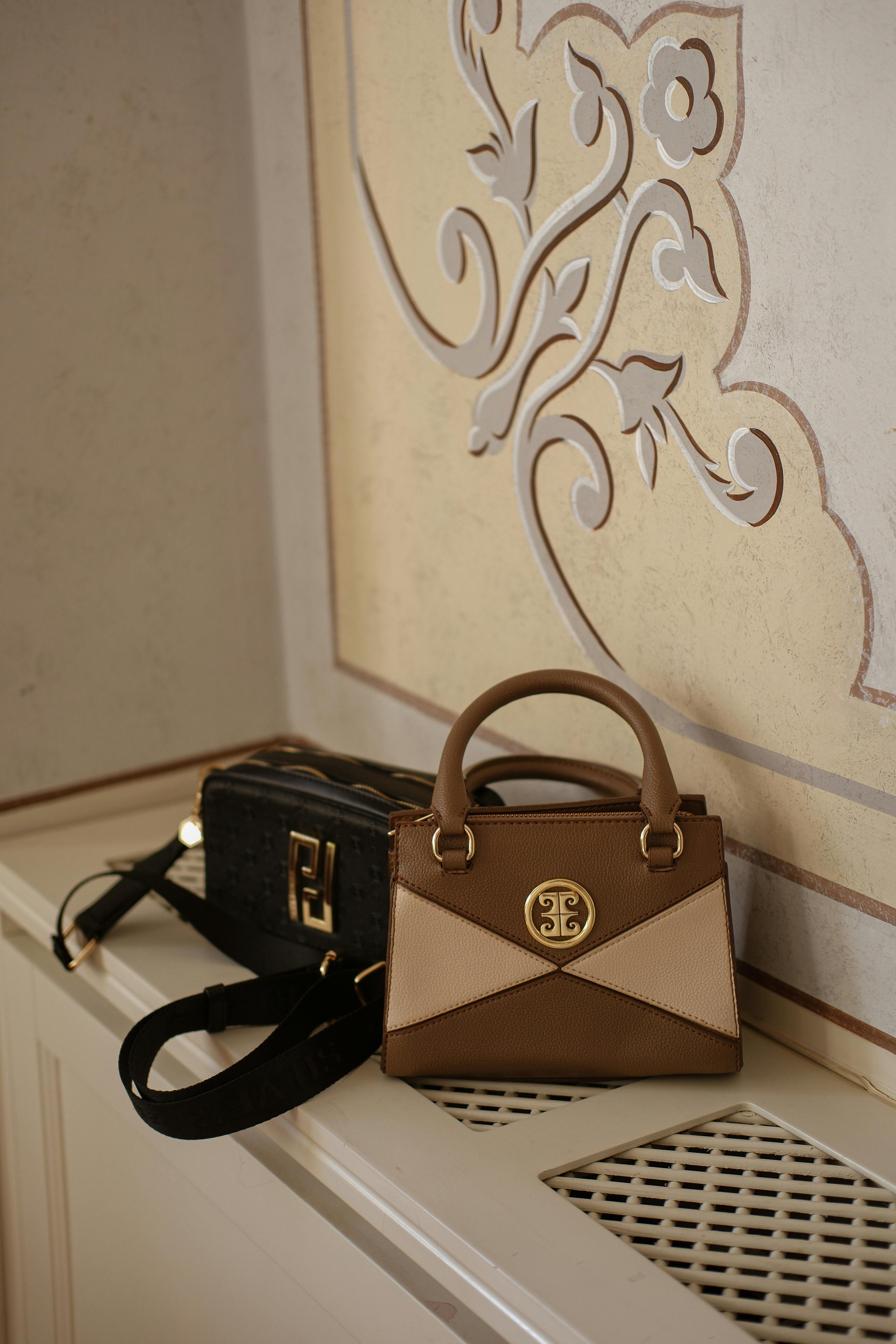 a purse and a handbag sitting on a table