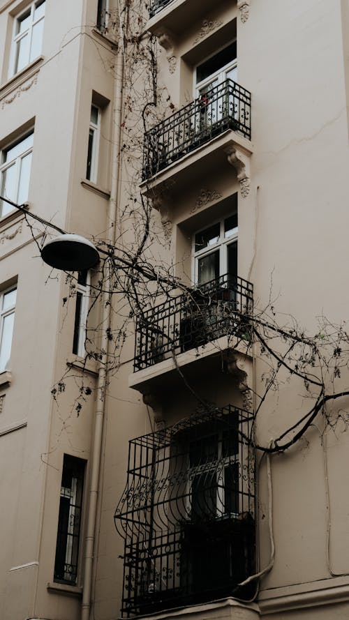 Foto stok gratis balkon, bangunan, bidikan sudut sempit