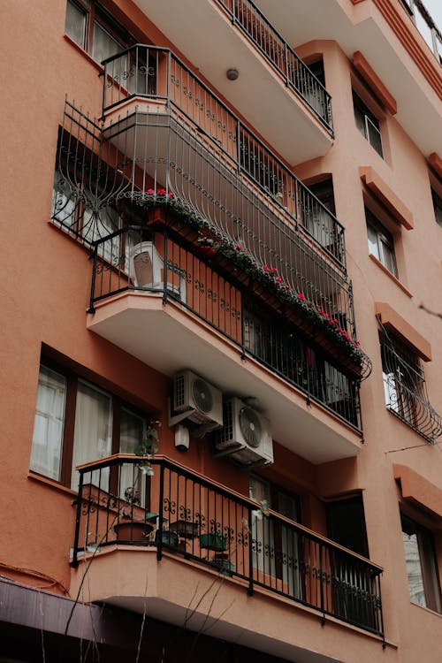 apartman, balkonlar, bina içeren Ücretsiz stok fotoğraf
