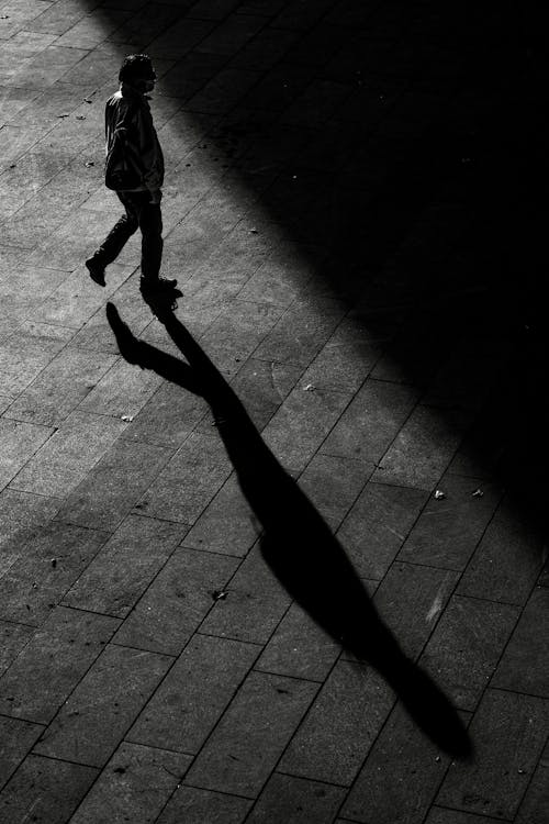 Gratis stockfoto met donker, iemand, lopen