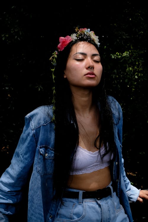 Foto profissional grátis de camisa jeans, coroa de flores, mulher